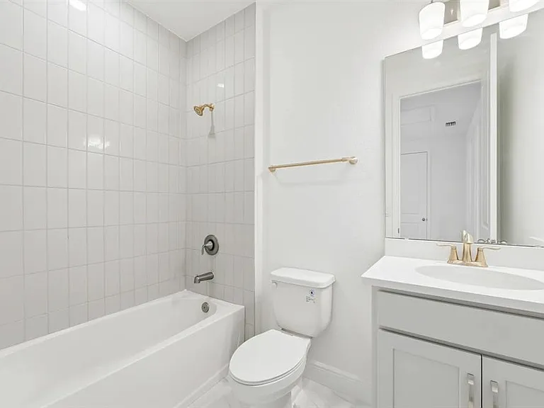 16453 Hamlin View St — Photo 19