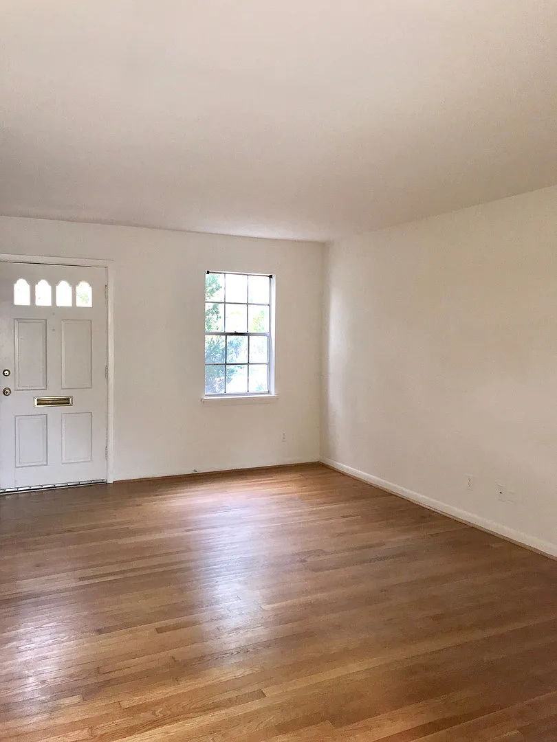 Charming Townhouse in Downtown — Photo 3