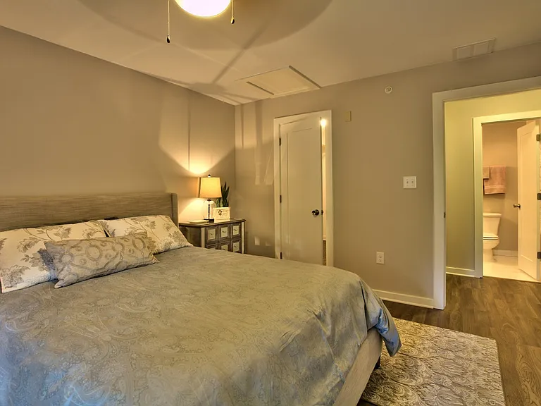 924 E 51st St #106 — Photo 33