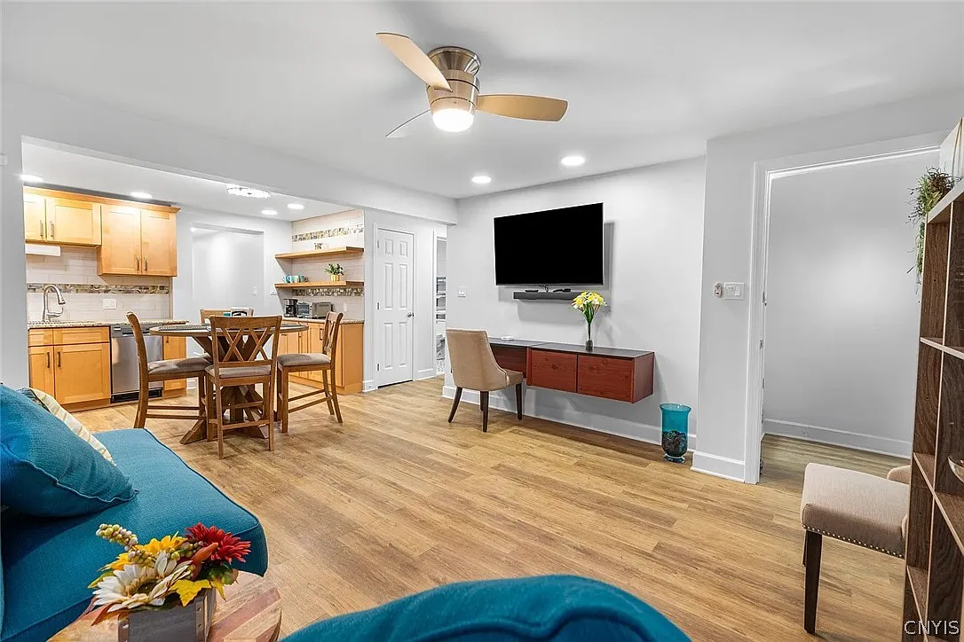 3 bed, 1.0 bath, 825 sqft, $2,100 — Photo 3