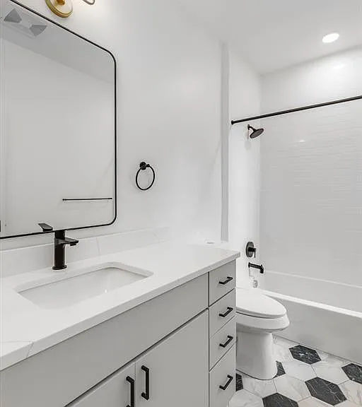 389 Saint Clair St #201 — Photo 14