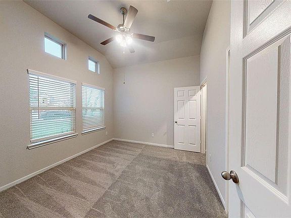 3rd image of 1031 Comal Trl