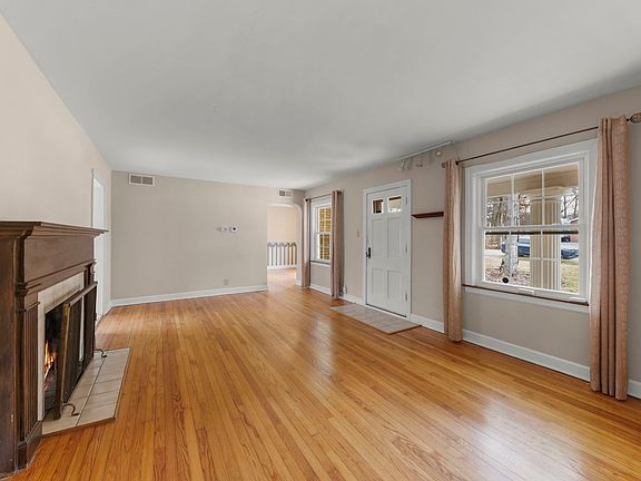 4th image of 603 Huntley Ter