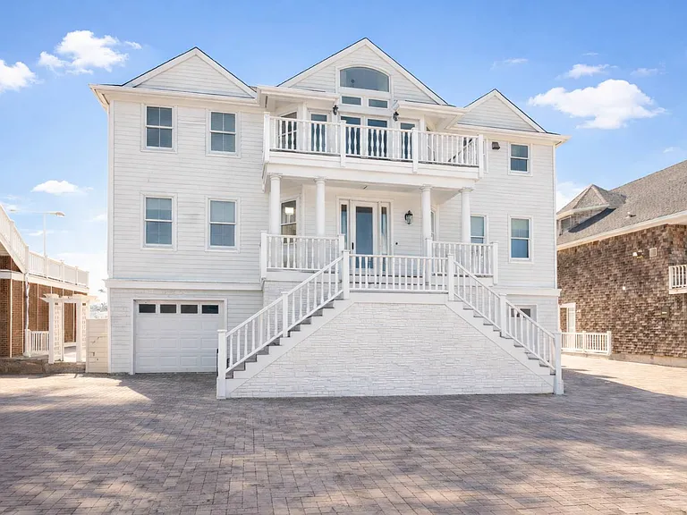 881 Dune Rd — Photo 1