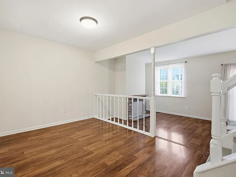 204 Livingston Ct — Photo 8
