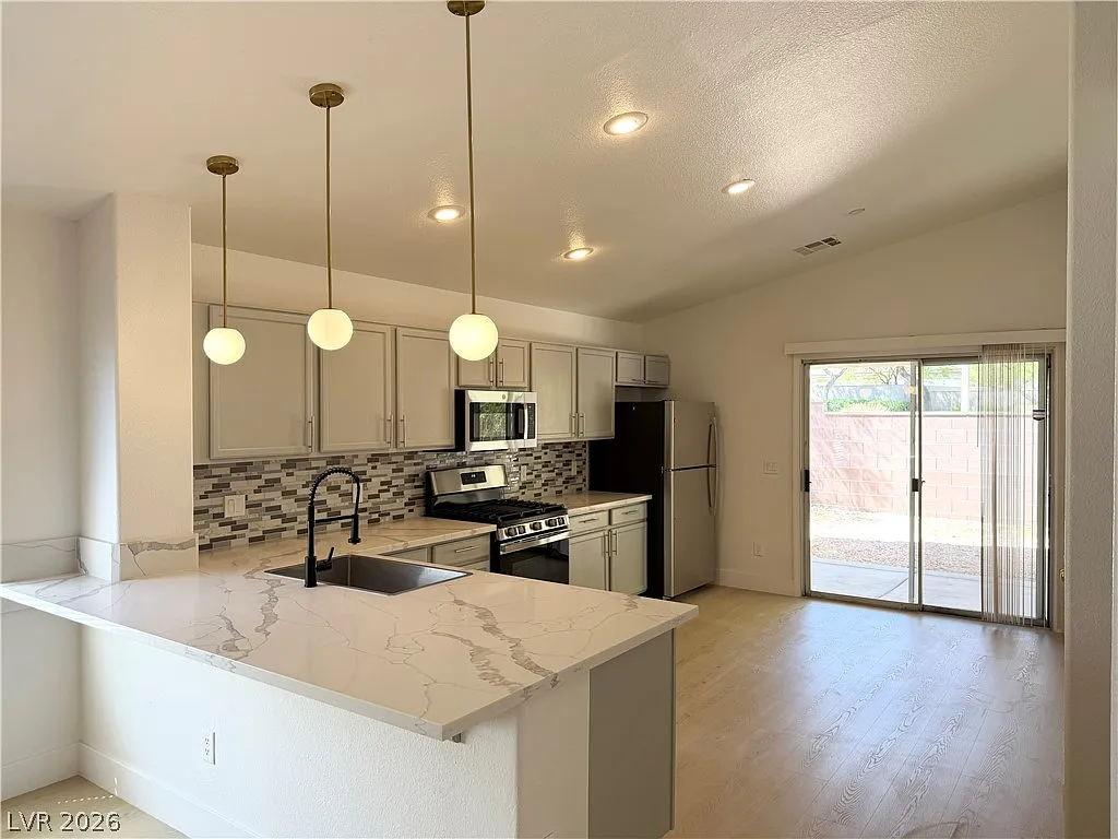 3 bed, 2.0 bath, 1284 sqft, $2,450 — Photo 4