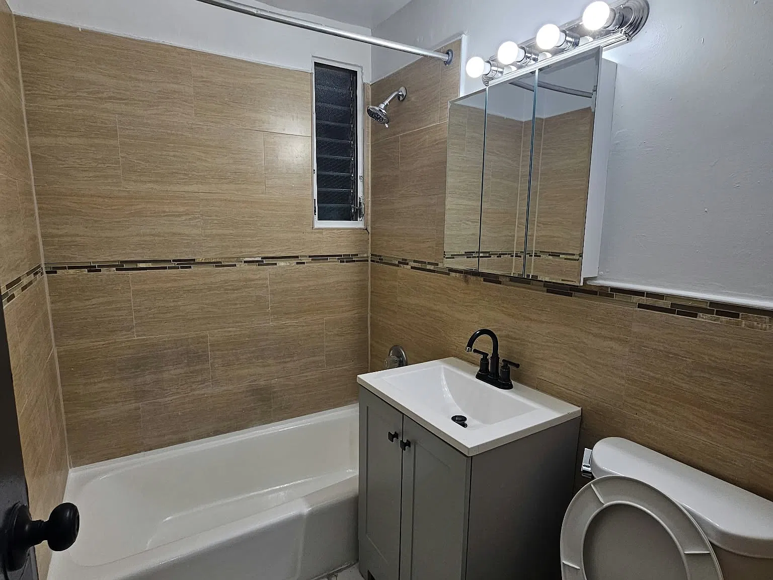 787 Vose Ave — Photo 2