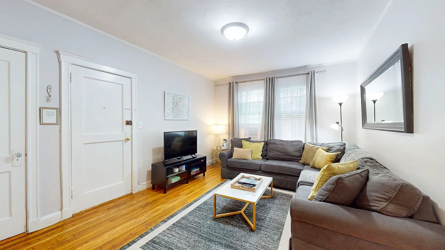 2 bed, 1.0 bath, 742 sqft, $7,082 — Photo 2