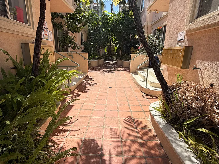 217 S Doheny Dr #5 — Photo 46