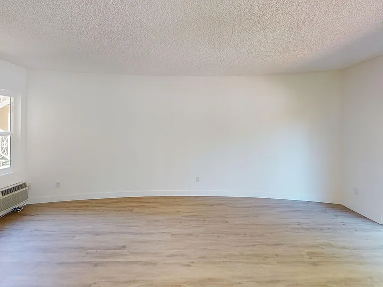 Free Rent! Beautiful & Spacious 1 Bed. Apt. In Van Nuys. — Photo 8