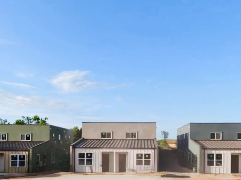 1102 E Hurd St — Photo 1