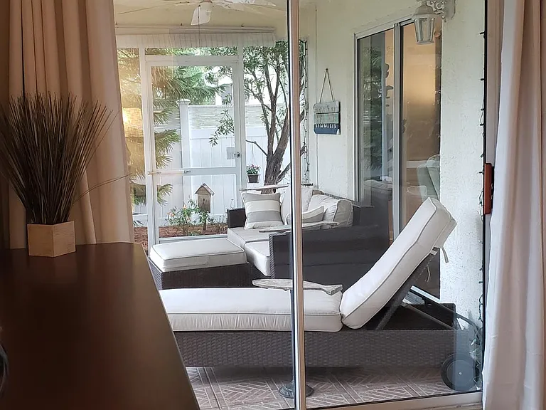 sliding doors to covered Lanai