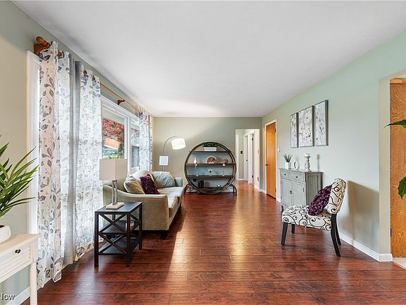 3rd image of 749 Norton Dr