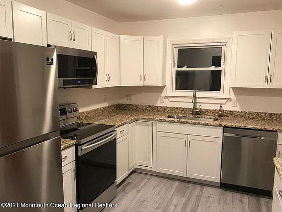 3rd image of 40 Briar Mills Dr