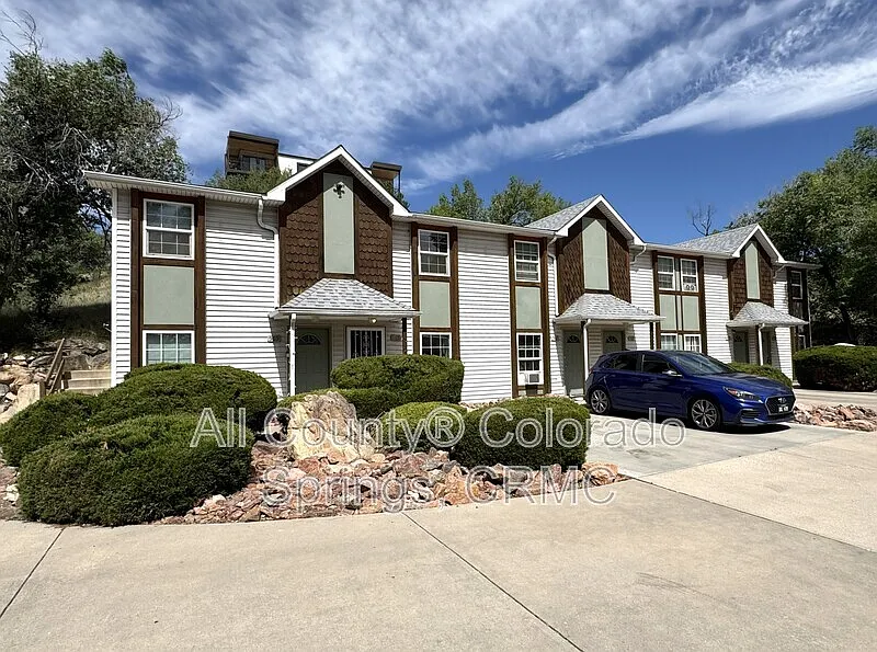 2 bed, 1.0 bath, 832 sqft, $1,395 — Photo 1