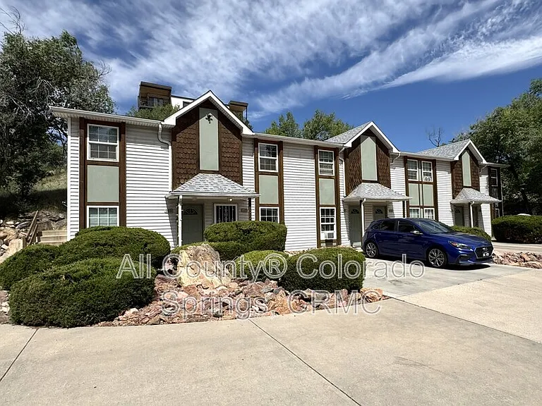 565 W Dale St — Photo 1