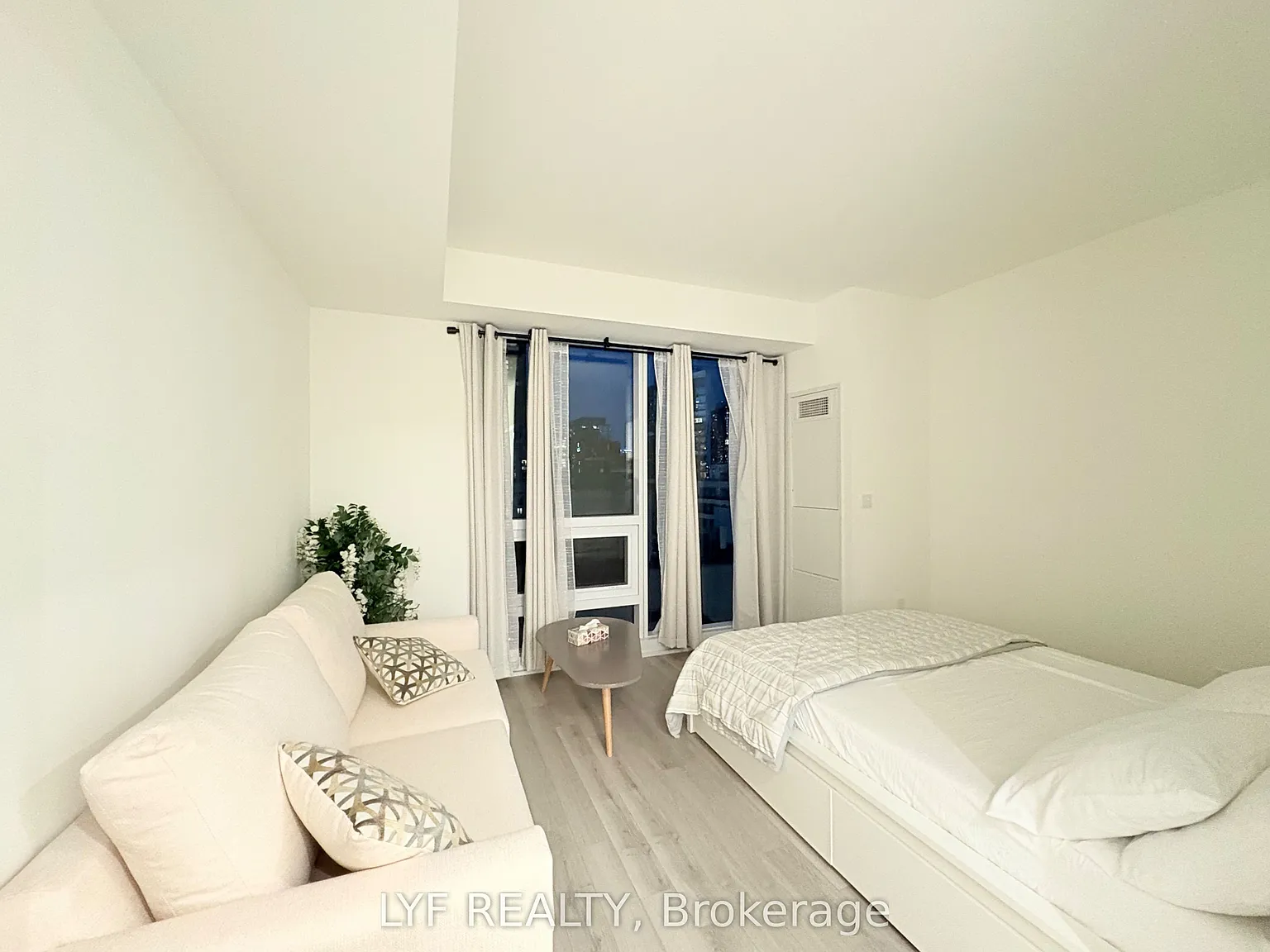 Studio, $2,000 — Photo 4