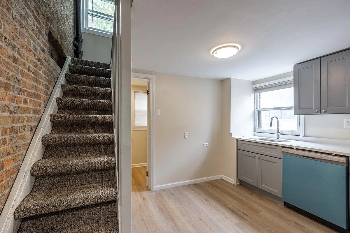 Building Photo - 1501 W Fullerton Ave #2F