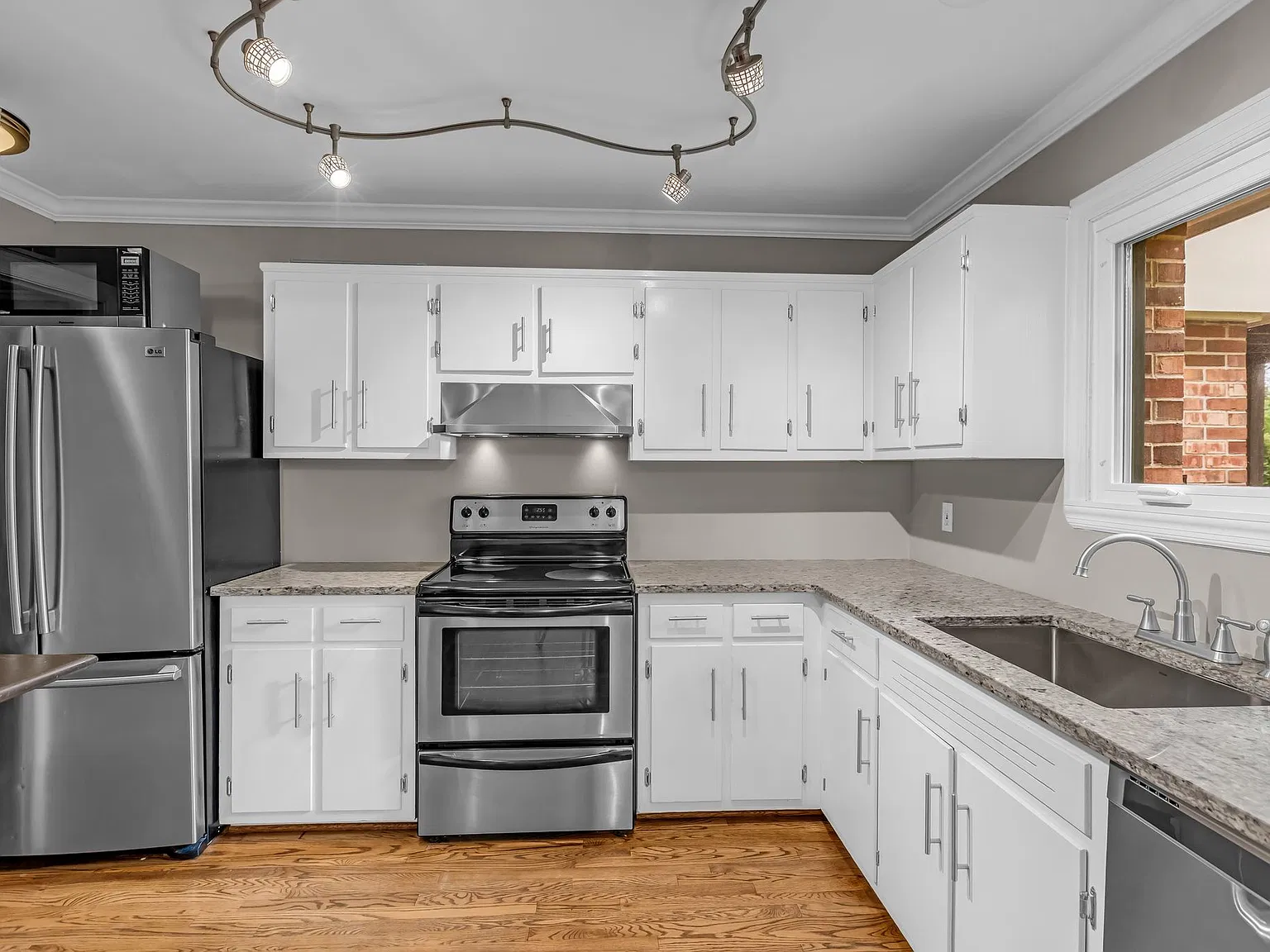 2 bed, 1.5 bath, 1144 sqft, $2,100 — Photo 3