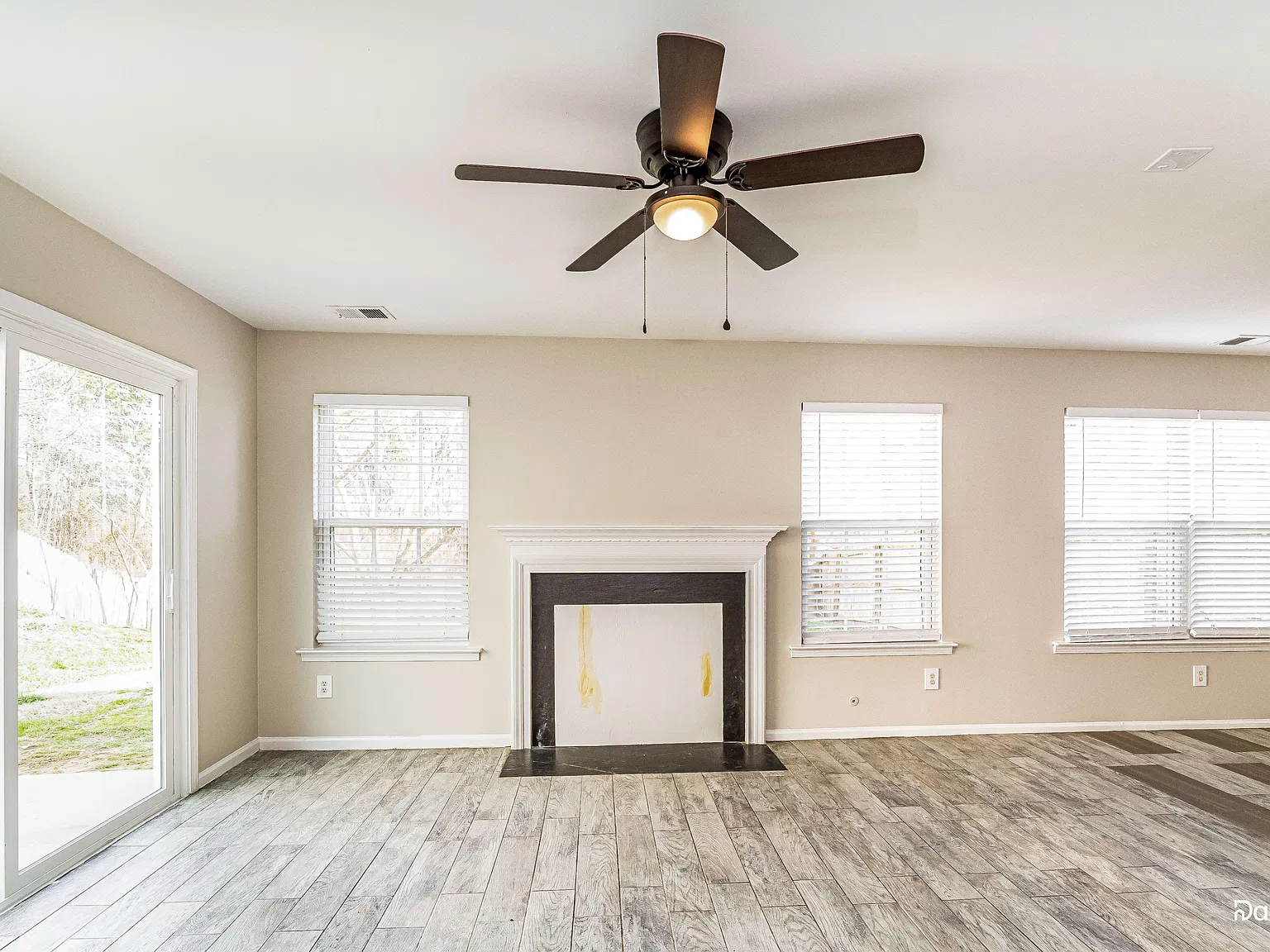 3 bed, 2.5 bath, 1360 sqft, $1,830 — Photo 4