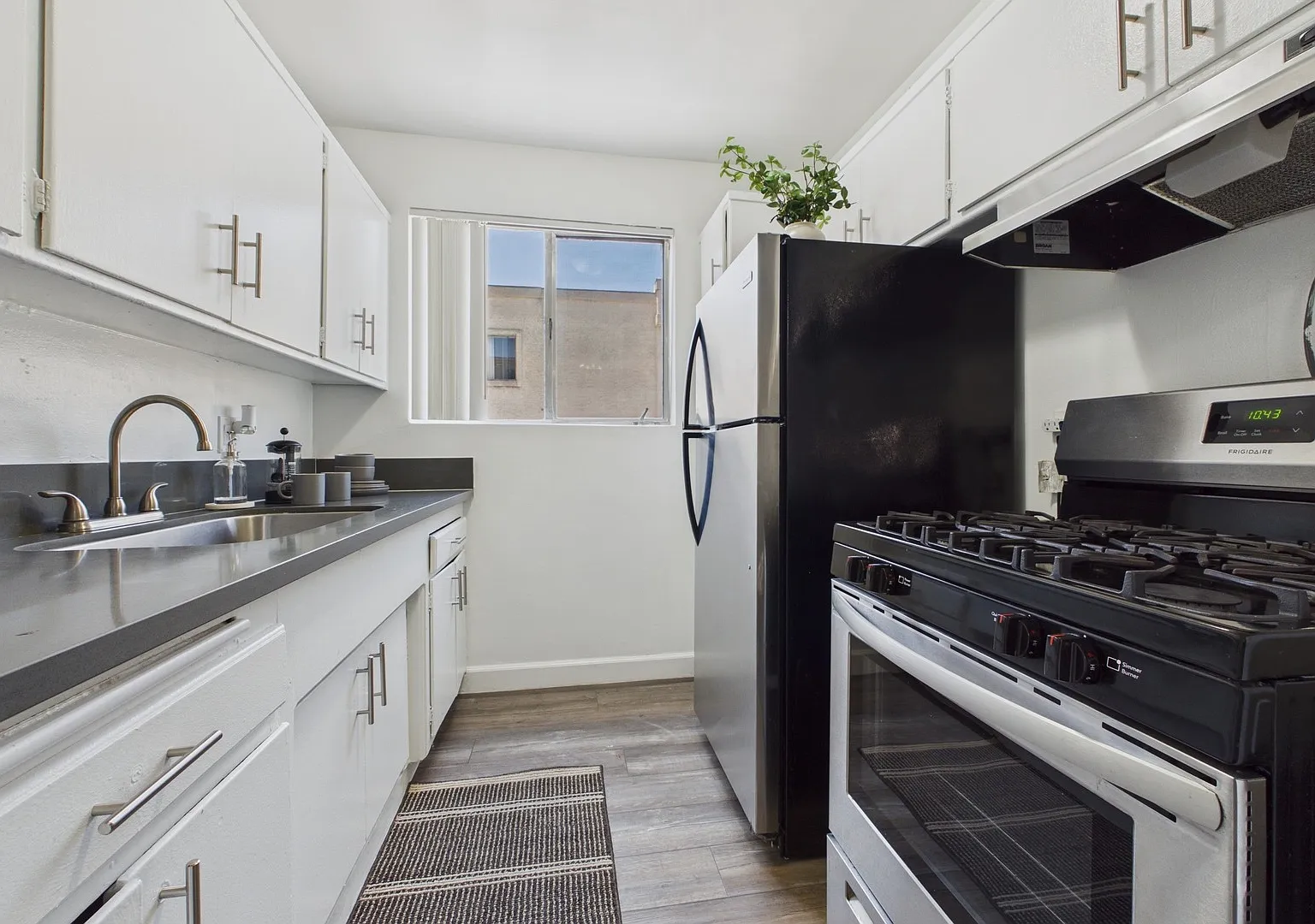 Sepulveda Apartments — Photo 1