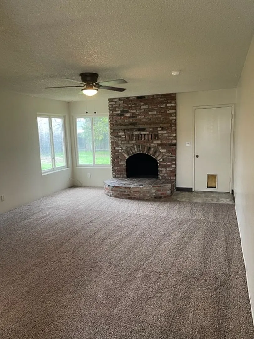 Anderson 3 Bedroom Home in Cascade Neighborhood with fenced yard — Photo 2