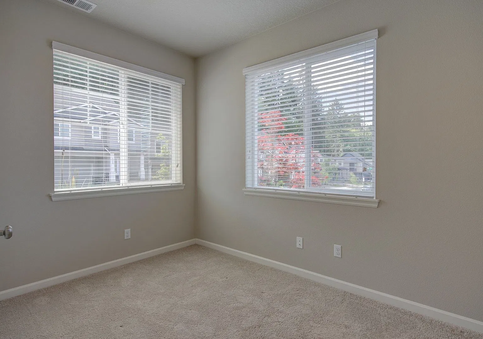 Spacious 6-Bedroom Home in Desirable Bethany Neighborhood! — Photo 2