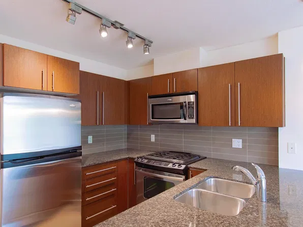 4888 Brentwood Dr #905, Burnaby, BC V5C 0C6
