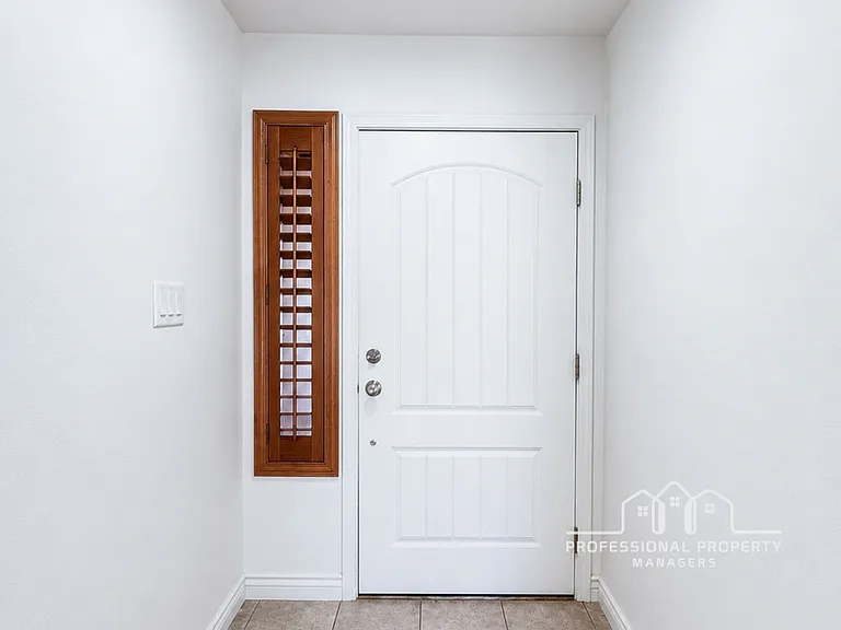 10219 E 34th Ln — Photo 3