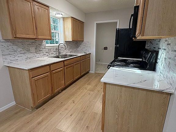 5th image of 908 S Webb St