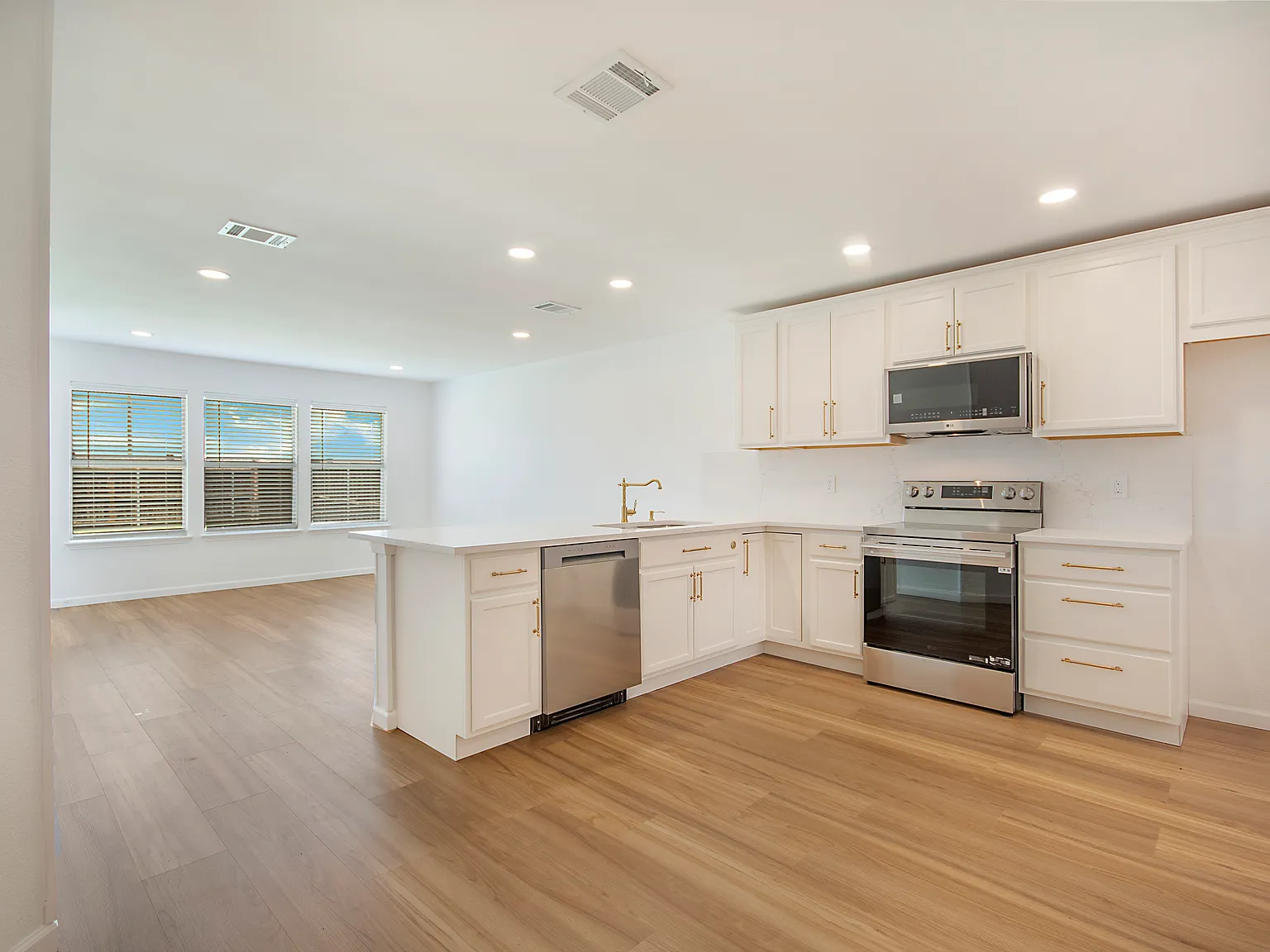 3 bed, 1369 sqft, $1,950 — Photo 4