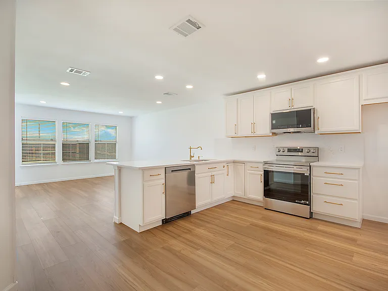 1618 Pin Oak Trl — Photo 4