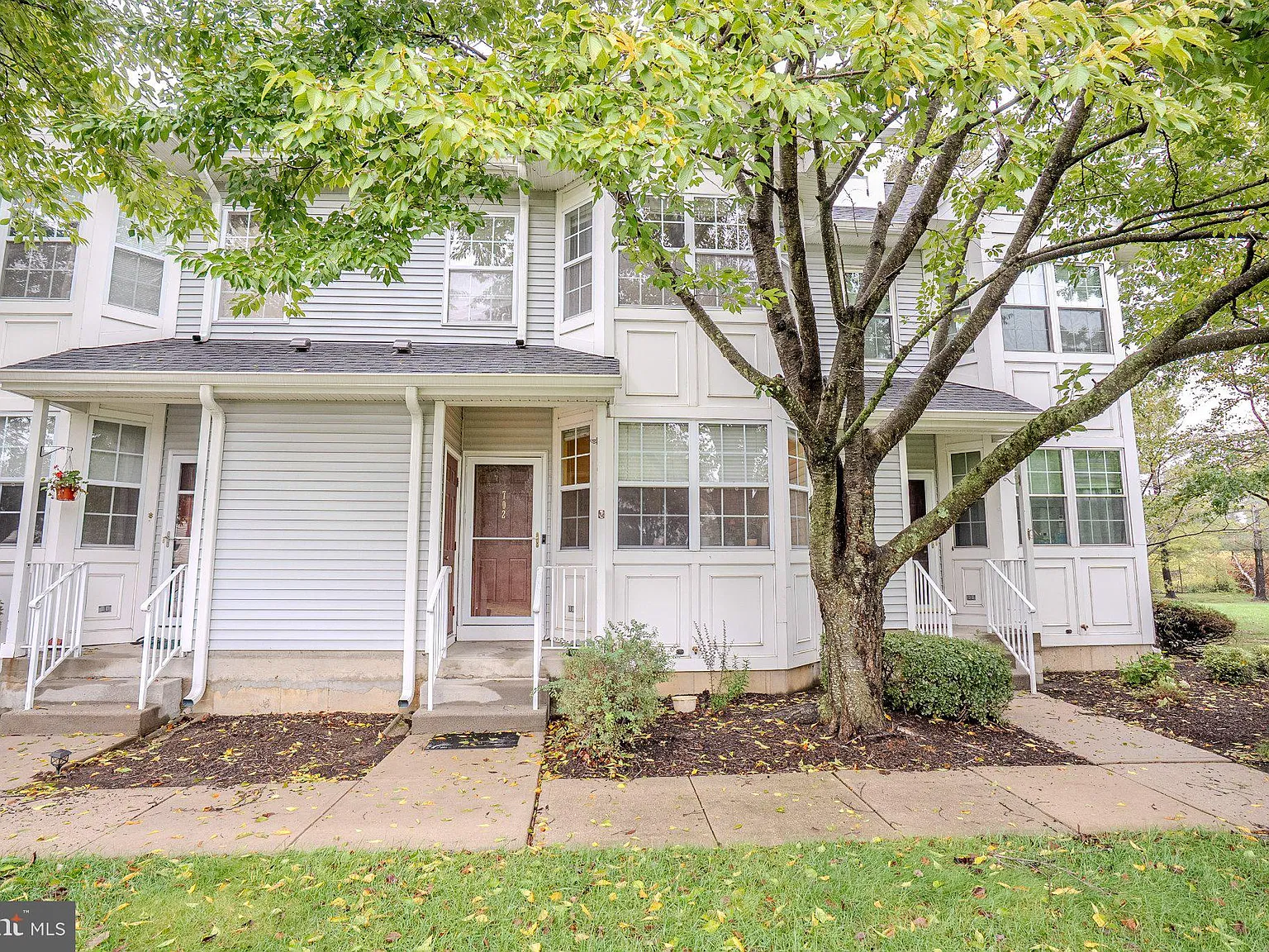 2 bed, 2.5 bath, 1933 sqft, $3,200 — Photo 2