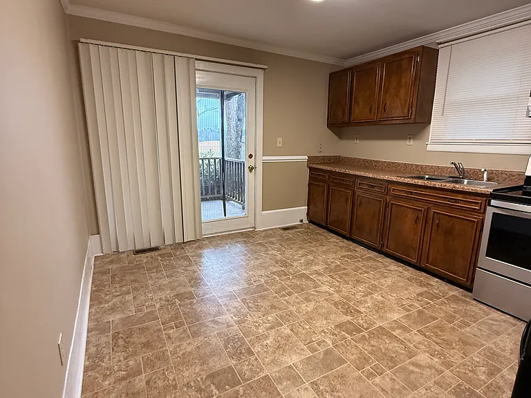 1403 Erwin Rd — Photo 4