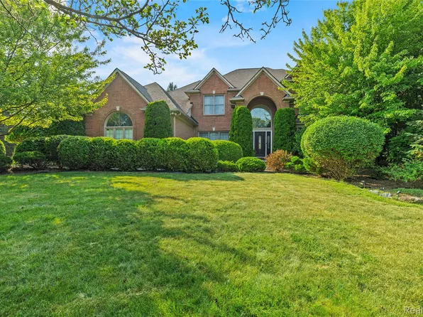 3918 Kaeleaf Rd, Lake Orion, MI 48360