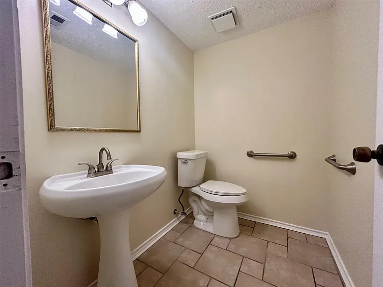 2456 Country Club Dr — Photo 12