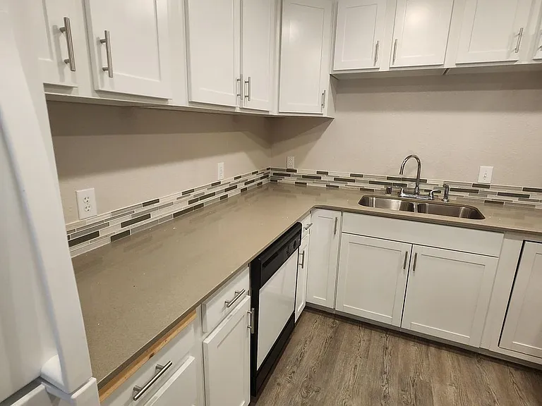 1505 Moore St — Photo 3