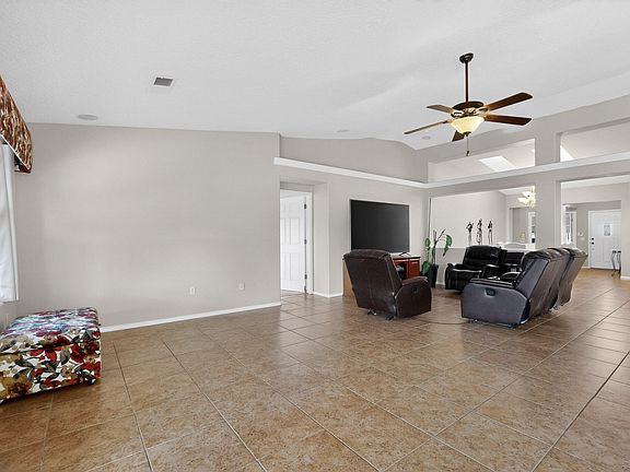 4th image of 707 Bulb Ct NE