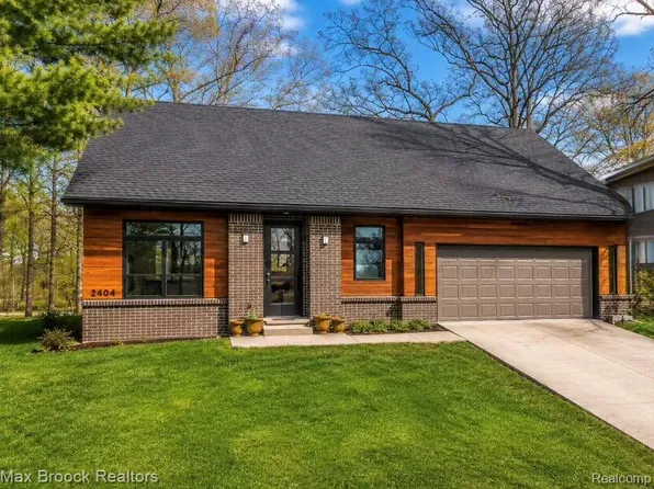 2404 Uplong St, West Bloomfield, MI 48324