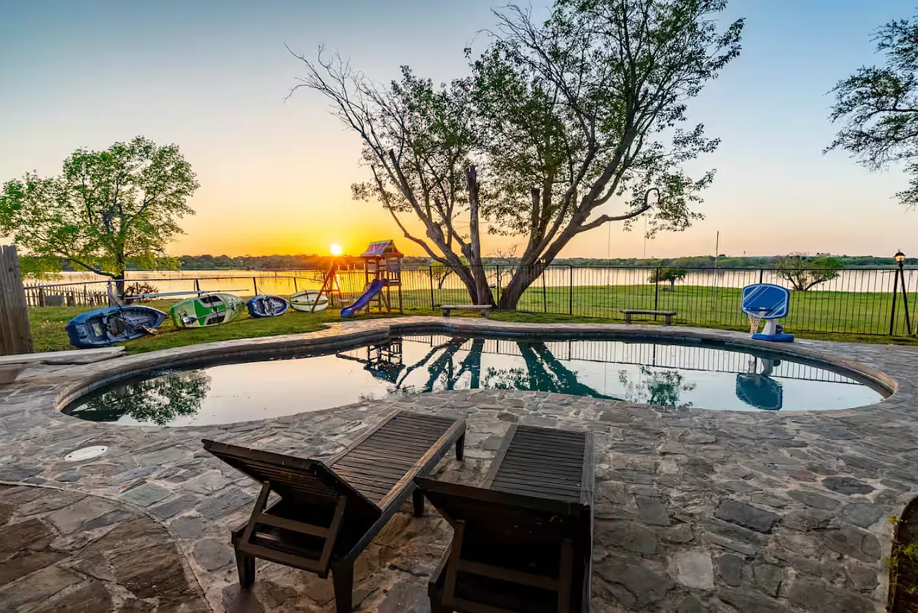 7 bed, 2800 sqft, $9,000 — Photo 1