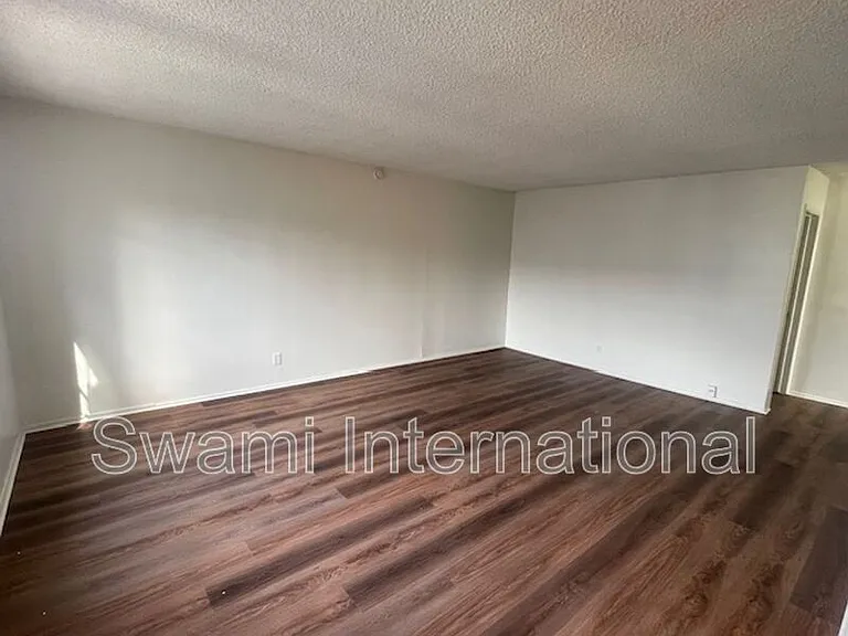 1303 W 107th St — Photo 6