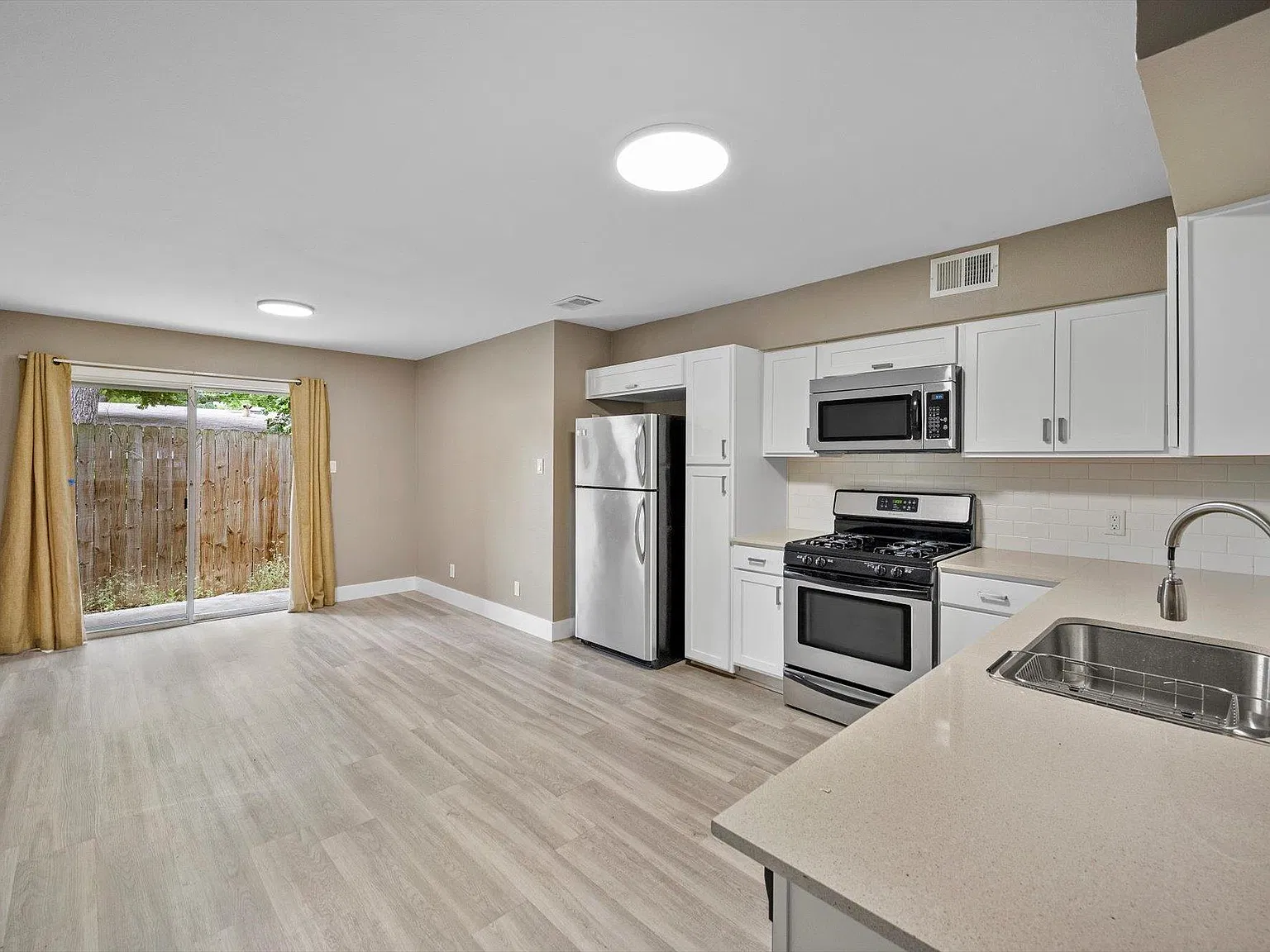 2303 E Side Dr — Photo 3