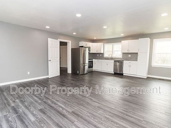 4th image of 2408 Crescent Club Dr
