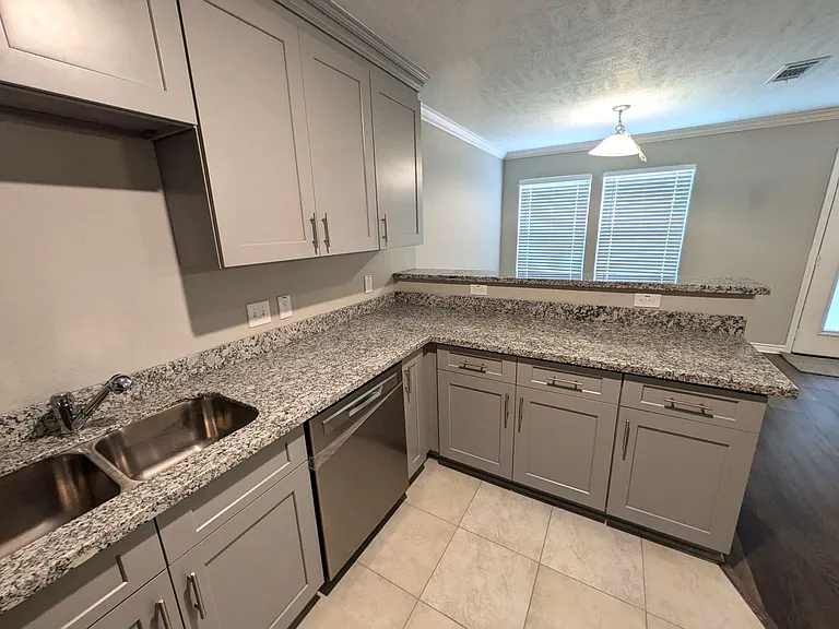 610 Craig St — Photo 8