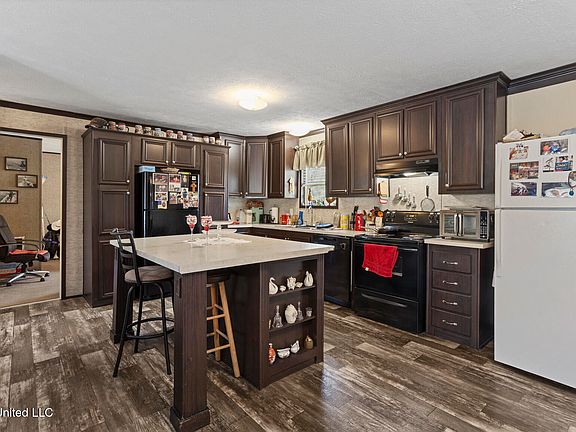 4th image of 121 Fox Run Dr