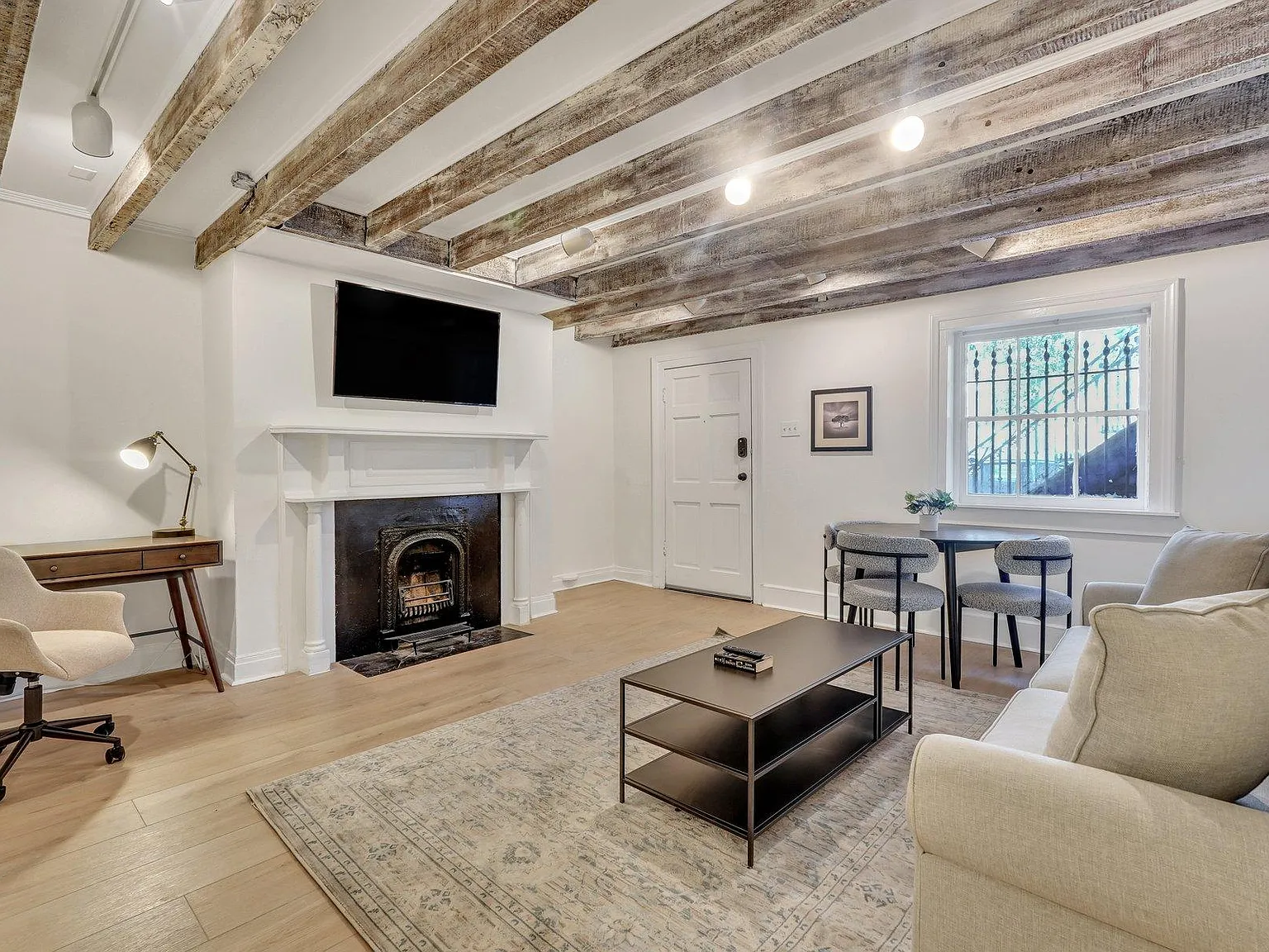 2 bed, 950 sqft, $3,000 — Photo 1
