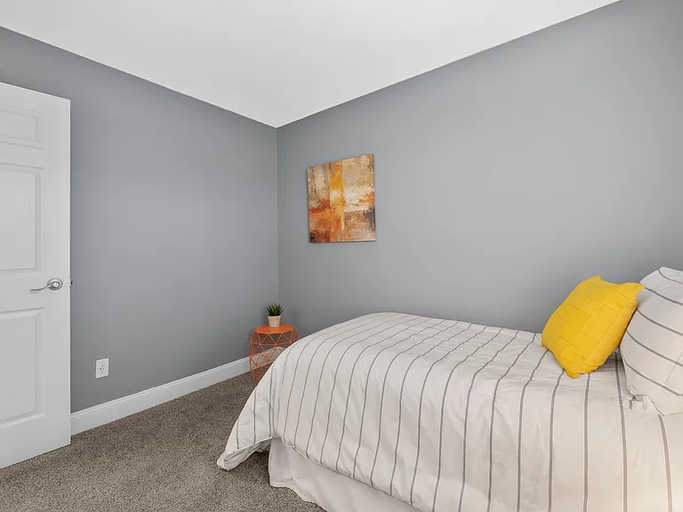 Kingswood Court Apartments and Townhomes — Photo 18