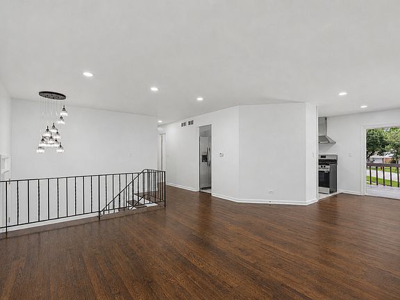 3rd image of 669 White Pine Rd