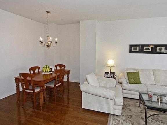 4th image of 383 Broadmoor Ln