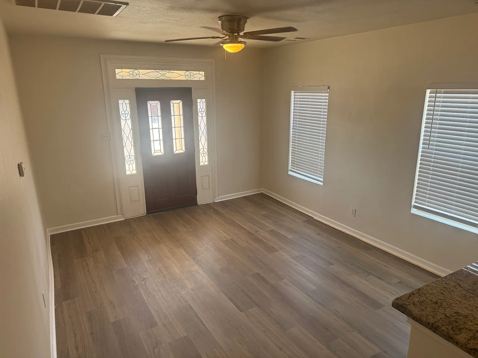 3 bed, 1300 sqft, $1,650 — Photo 2